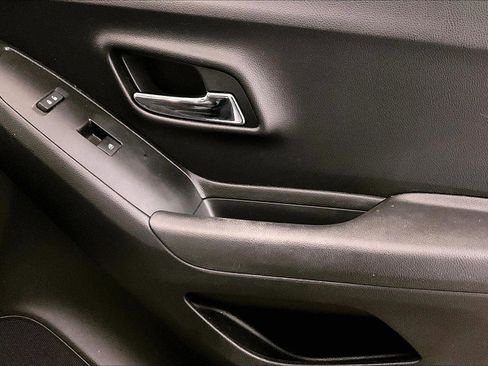 Used 2019 Chevrolet Trax LT w/ LT Convenience Package image 23