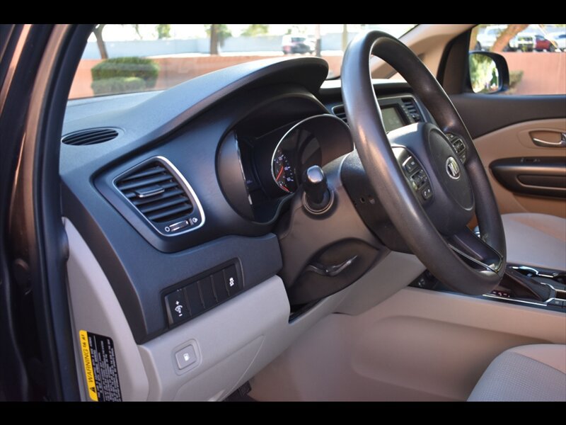Used 2020 Kia Sedona LX FWD image 15
