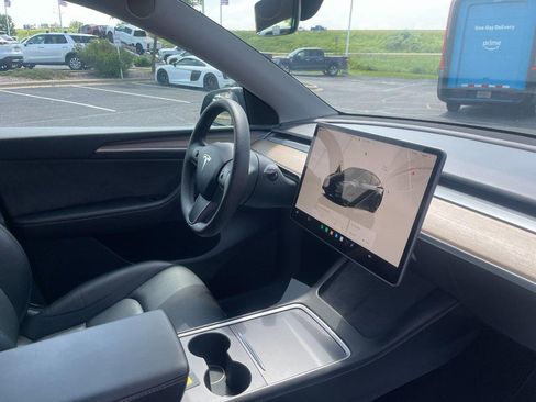 Used 2024 Tesla Model Y Long Range AWD/4WD image 5