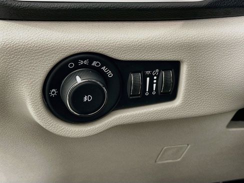 Used 2024 Chrysler Pacifica Touring-L FWD image 14