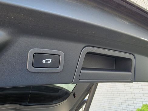 Used 2019 Land Rover Range Rover Velar R-Dynamic SE AWD/4WD image 12