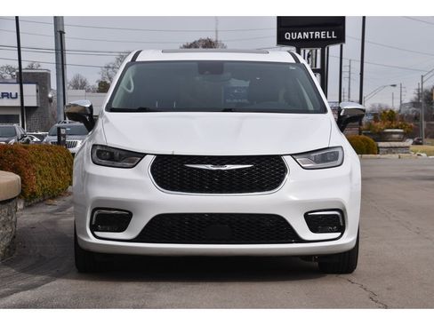 Used 2023 Chrysler Pacifica Limited w/ Uconnect Theater Family Group image 9