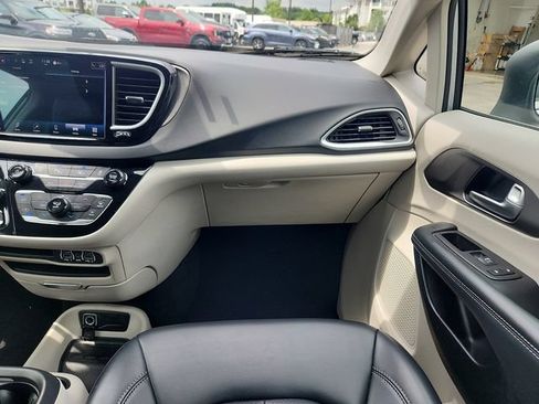 Used 2023 Chrysler Pacifica Touring-L FWD image 10
