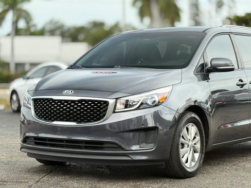 Used 2017 Kia Sedona LX w/ LX Essentials Premium Package FWD image 2