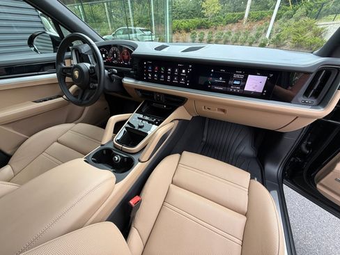 Certified 2024 Porsche Cayenne AWD/4WD image 18