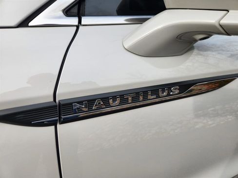 Certified 2021 Lincoln Nautilus Reserve w/ Equipment Group 202A image 9