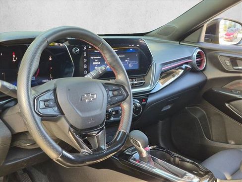 Used 2024 Chevrolet Trax RS w/ Sunroof Package FWD image 10