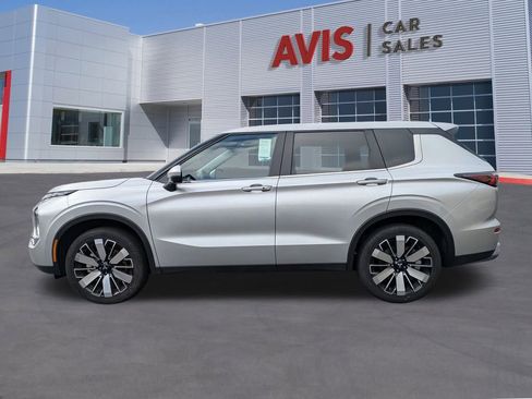 Used 2025 Mitsubishi Outlander SE image 10