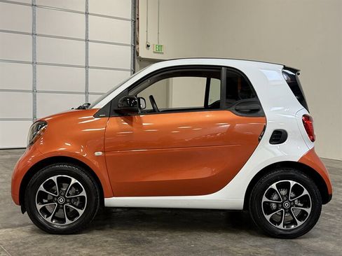 Used 2016 smart fortwo passion RWD image 4