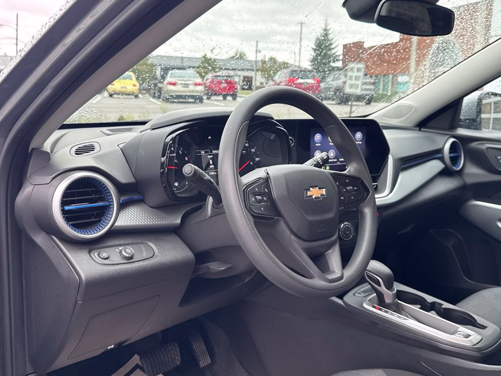 Used 2025 Chevrolet Trax LS w/ LS Convenience Package FWD image 8