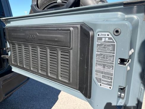 Used 2025 Jeep Wrangler Unlimited Sahara AWD/4WD image 37