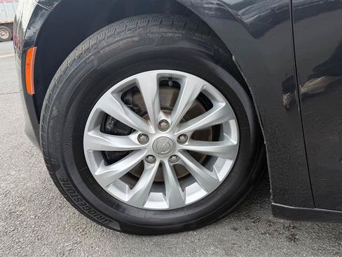 Used 2018 Chrysler Pacifica Touring-L FWD image 16