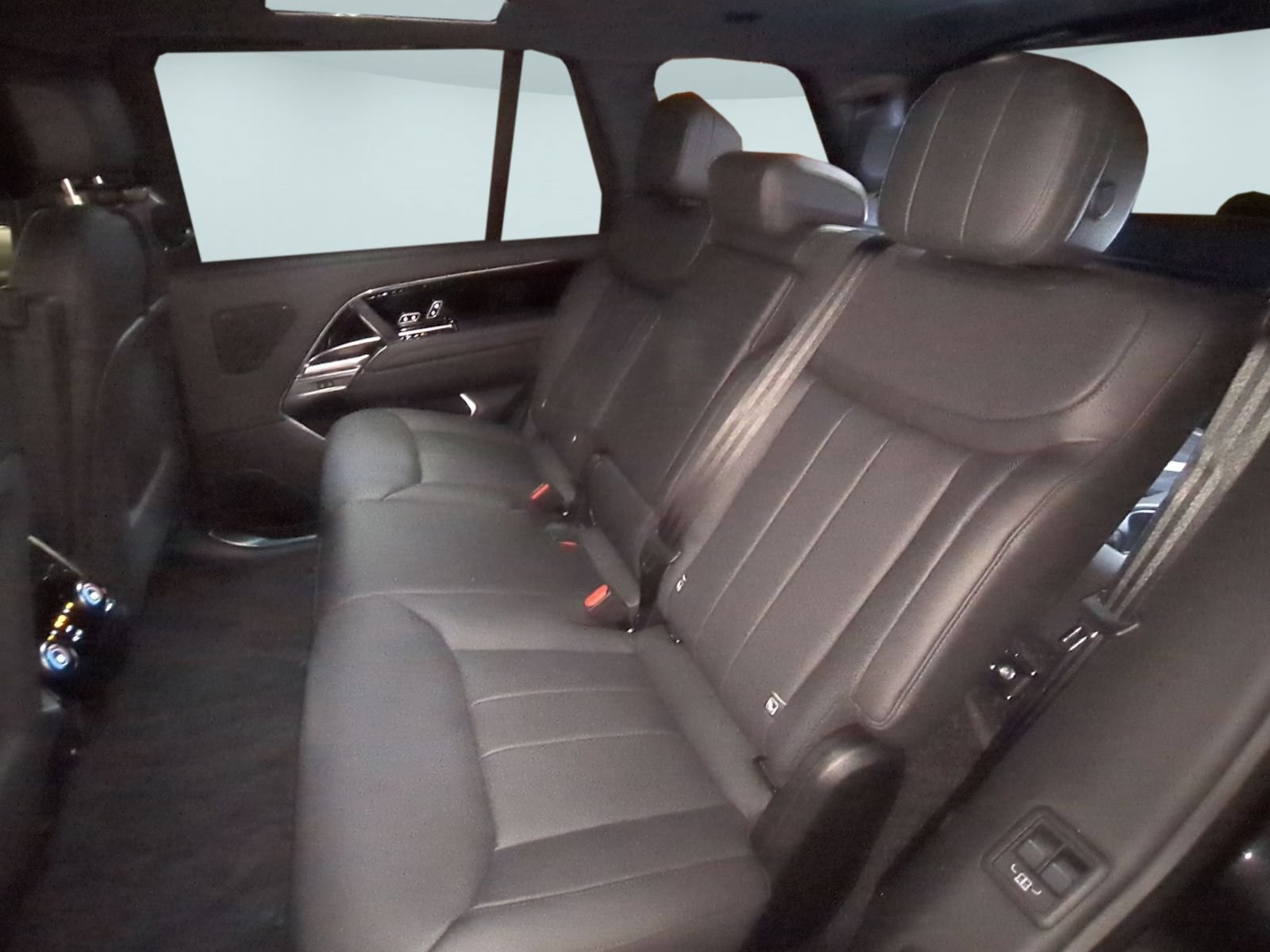 New 2026 Land Rover Range Rover Long Wheelbase SE AWD/4WD image 25