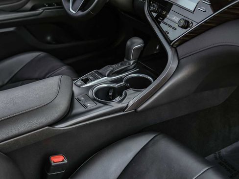 Used 2018 Toyota Camry XLE image 22