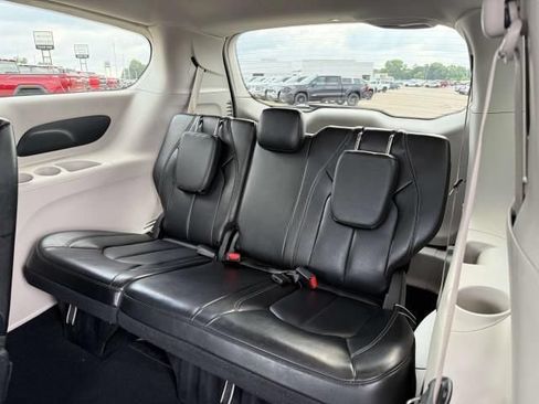 Used 2024 Chrysler Pacifica Touring-L FWD image 15