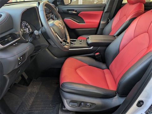 Used 2024 Toyota Highlander FWD image 22