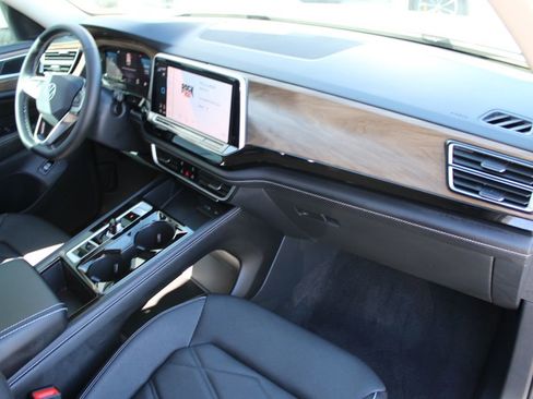 Certified 2024 Volkswagen Atlas SE image 30