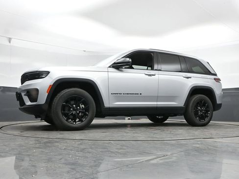 Used 2025 Jeep Grand Cherokee Altitude AWD/4WD image 46