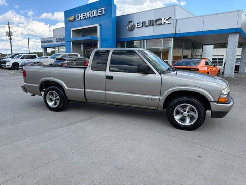 Used 2003 Chevrolet S10 Pickup LS image 2