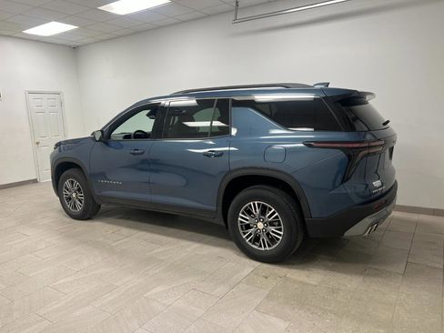 Used 2025 Chevrolet Traverse LT FWD image 11