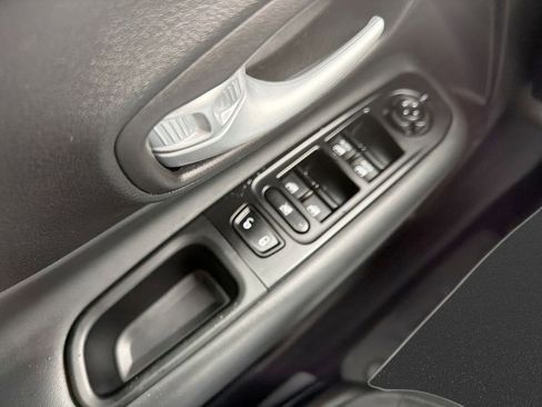 Used 2023 Jeep Renegade Latitude image 17