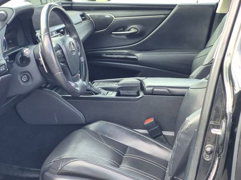 Used 2022 Lexus ES 300h w/ Luxury Package image 17