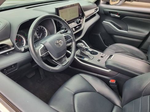 Used 2023 Toyota Highlander XLE FWD image 5