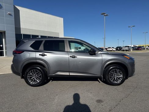 Used 2023 Nissan Rogue S image 2