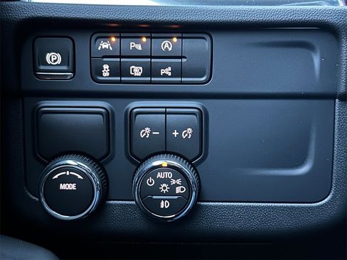 New 2026 Chevrolet Suburban Premier image 32