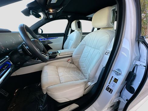Certified 2025 BMW 760i xDrive image 22
