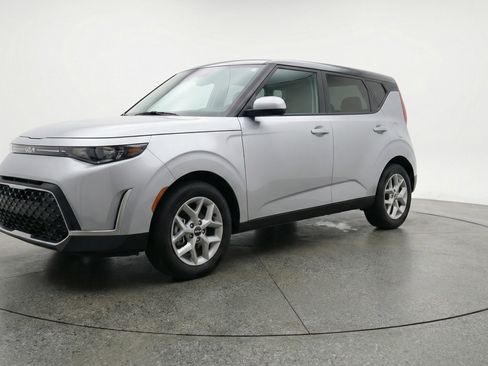 Used 2025 Kia Soul LX w/ LX Technology Package image 3