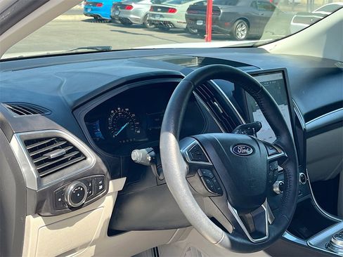 Used 2024 Ford Edge Titanium image 9