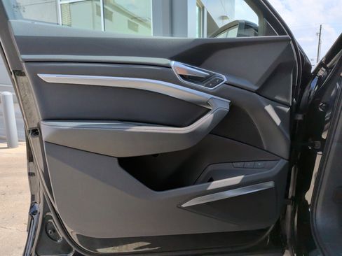 Used 2023 Audi e-tron Premium Plus w/ Premium Plus Package image 14