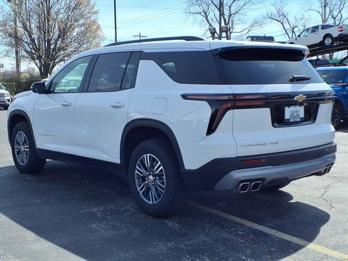 Used 2025 Chevrolet Traverse LT image 6