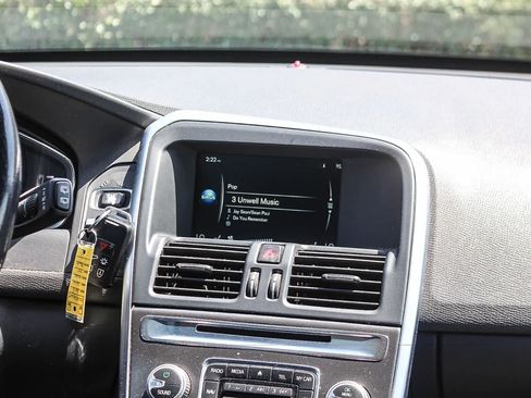 Used 2016 Volvo XC60 T5 Premier w/ Proximity Package FWD image 18