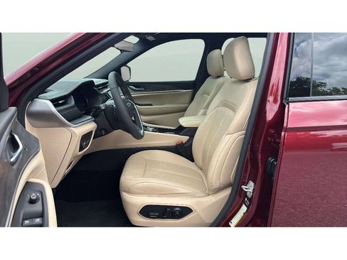 Used 2024 Jeep Grand Cherokee Limited w/ Luxury Tech Group II AWD/4WD image 11