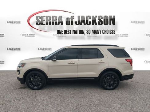 Used 2018 Ford Explorer XLT w/ Equipment Group 202A FWD image 5