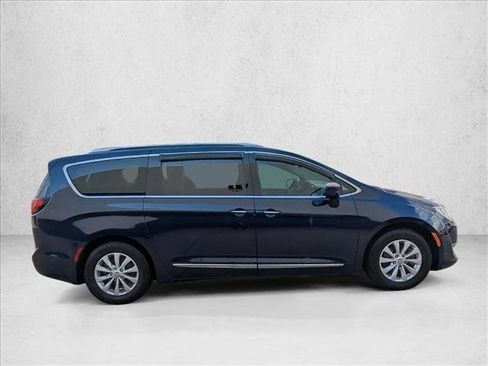 Used 2018 Chrysler Pacifica Touring-L Plus image 4