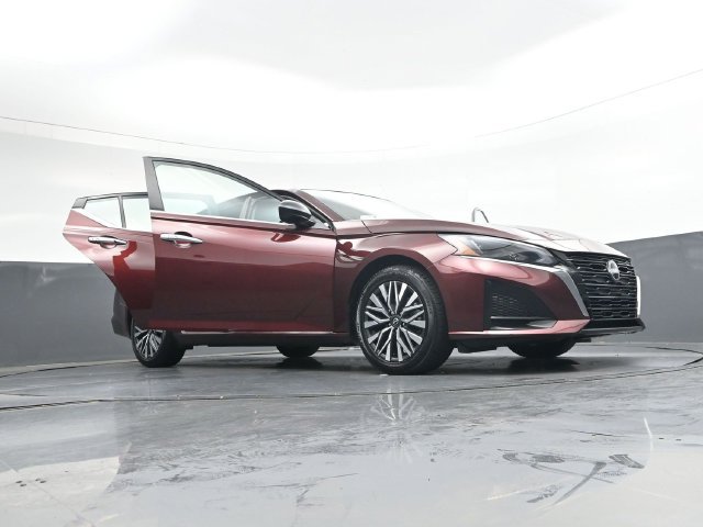 Used 2025 Nissan Altima 2.5 SV FWD image 42