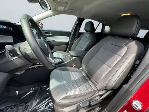 Used 2025 Chevrolet Trax LT w/ LT Convenience Package FWD image 9