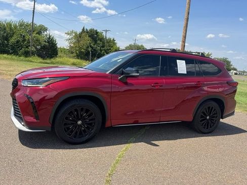 Used 2023 Toyota Highlander XSE FWD image 3