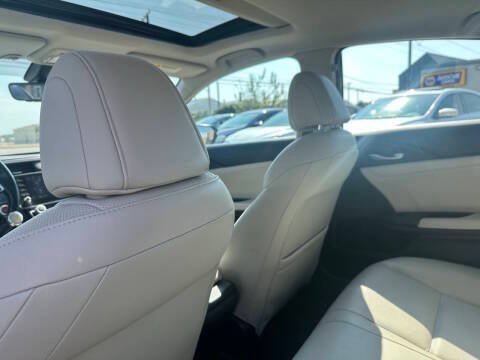 Used 2020 Honda Insight Touring image 12