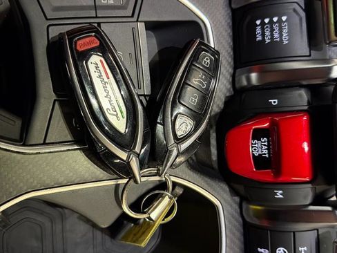 Used 2022 Lamborghini Urus AWD/4WD image 22