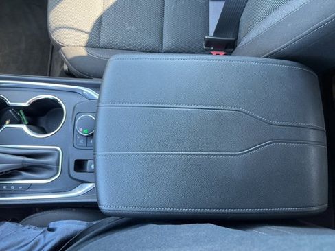 Used 2022 Chevrolet Traverse LT image 24