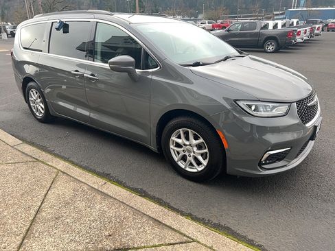 Used 2022 Chrysler Pacifica Touring-L image 4