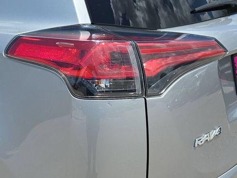Used 2018 Toyota RAV4 LE FWD image 33