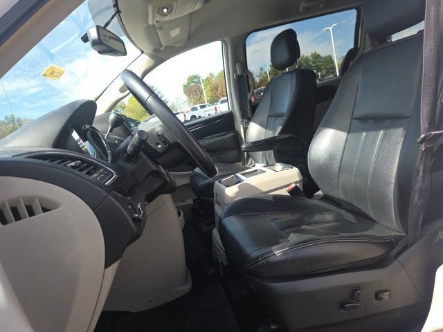 Used 2016 Chrysler Town & Country Touring FWD image 26