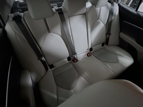 Used 2023 Toyota Camry SE image 33