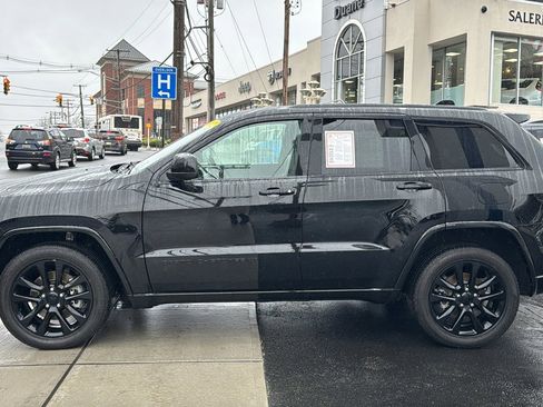 Certified 2022 Jeep Grand Cherokee Laredo X image 2