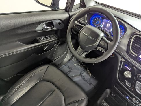 Used 2022 Chrysler Pacifica Touring-L w/ Uconnect Theater Family Group AWD/4WD image 13